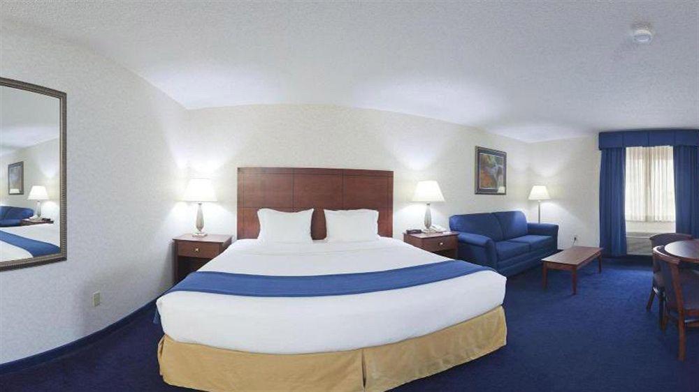 Holiday Inn Express Deforest By Ihg Екстериор снимка
