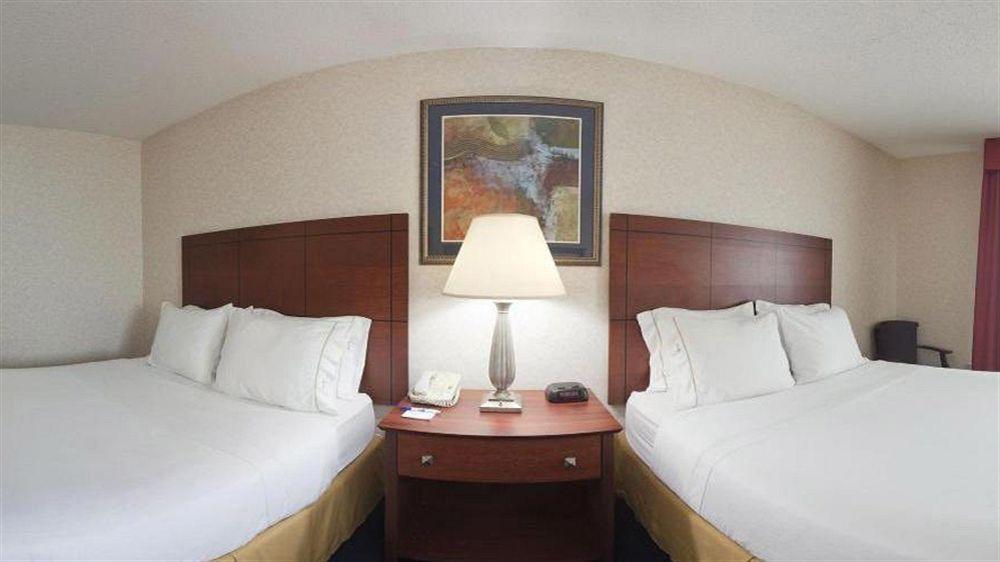Holiday Inn Express Deforest By Ihg Екстериор снимка