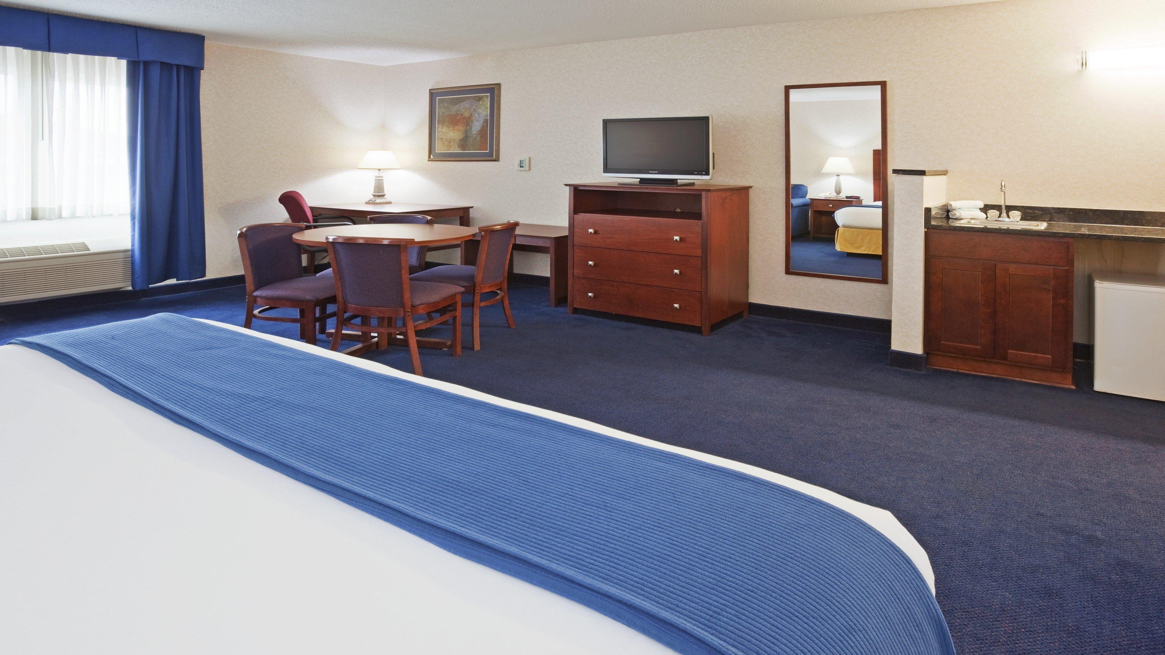 Holiday Inn Express Deforest By Ihg Стая снимка