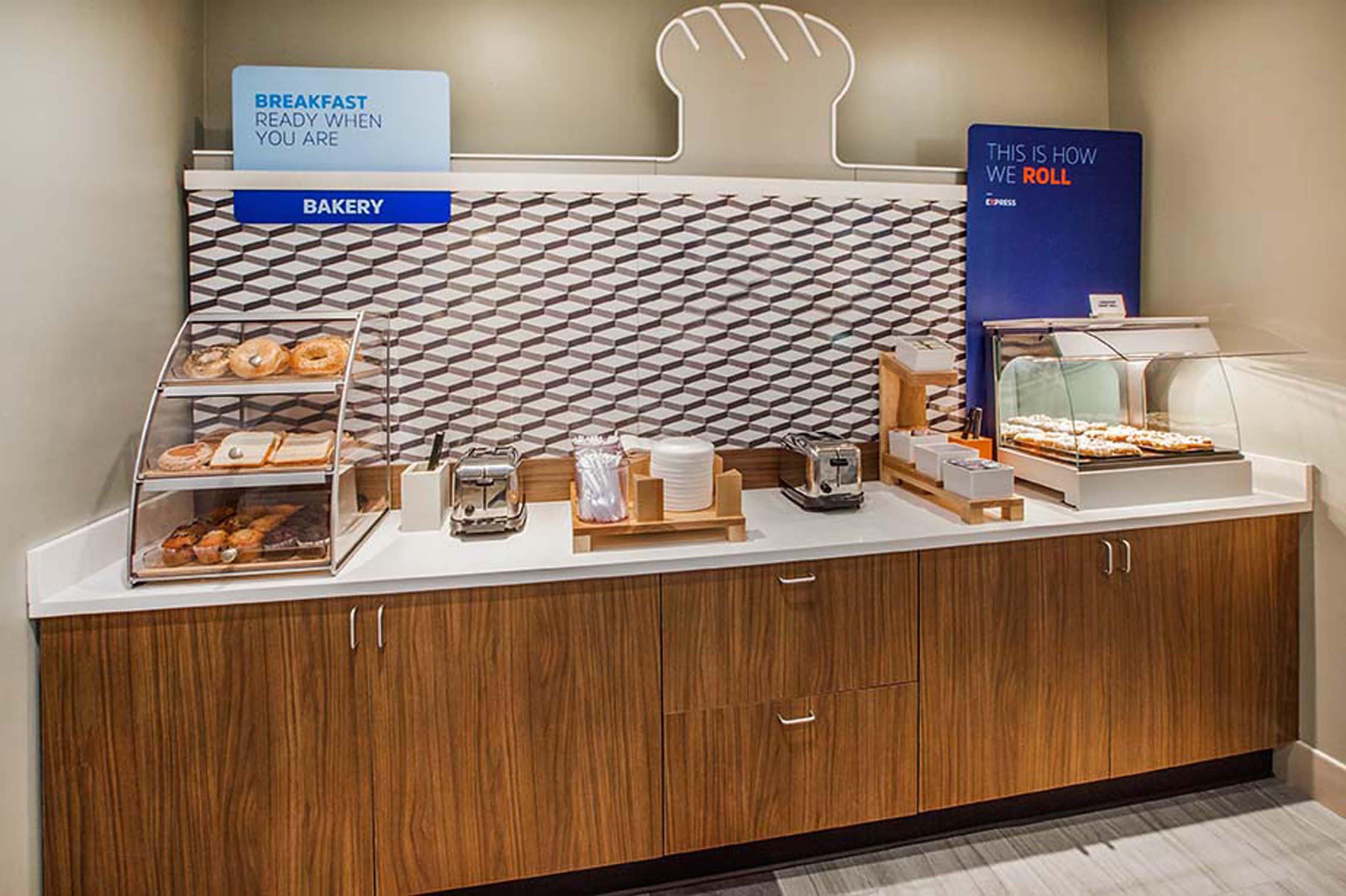 Holiday Inn Express Deforest By Ihg Екстериор снимка