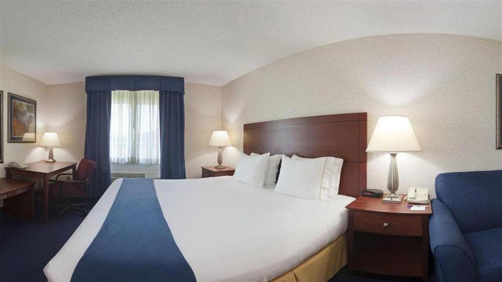 Holiday Inn Express Deforest By Ihg Екстериор снимка
