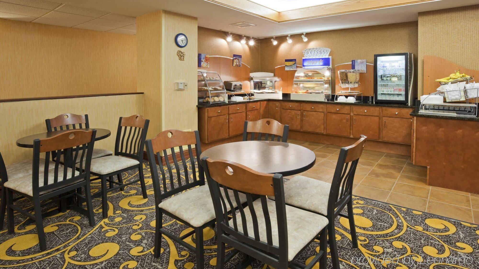 Holiday Inn Express Deforest By Ihg Екстериор снимка