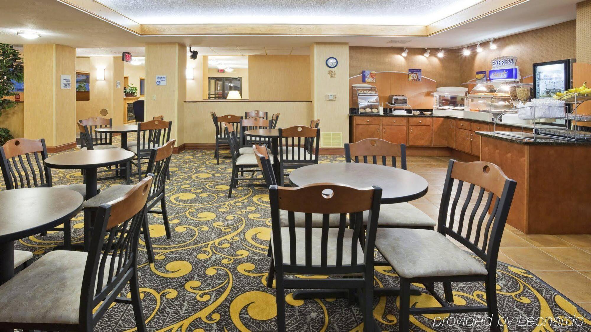 Holiday Inn Express Deforest By Ihg Екстериор снимка
